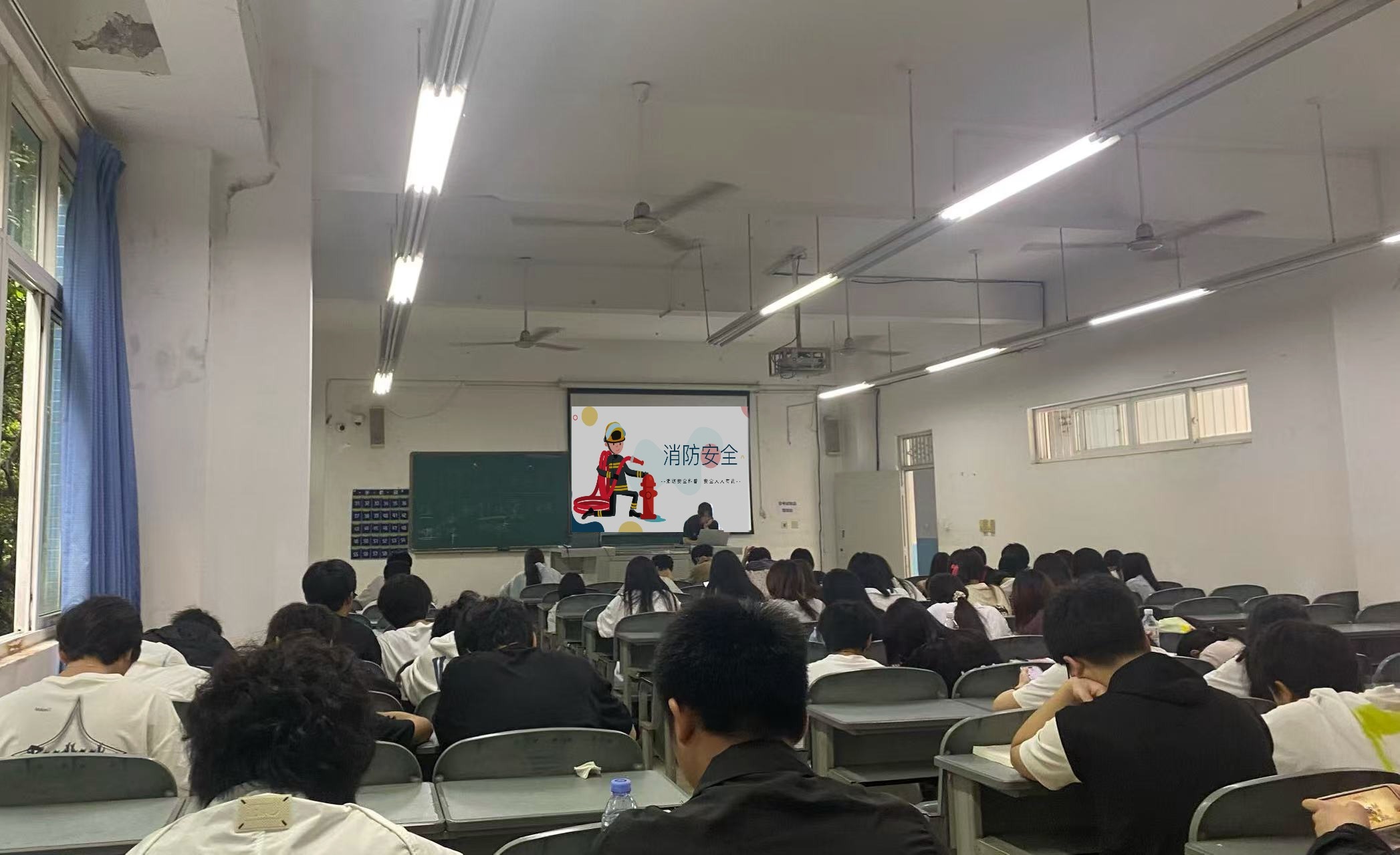 筑牢安全防线，守护平安校园——商贸与融媒体学院开展消防安全主题教育班会