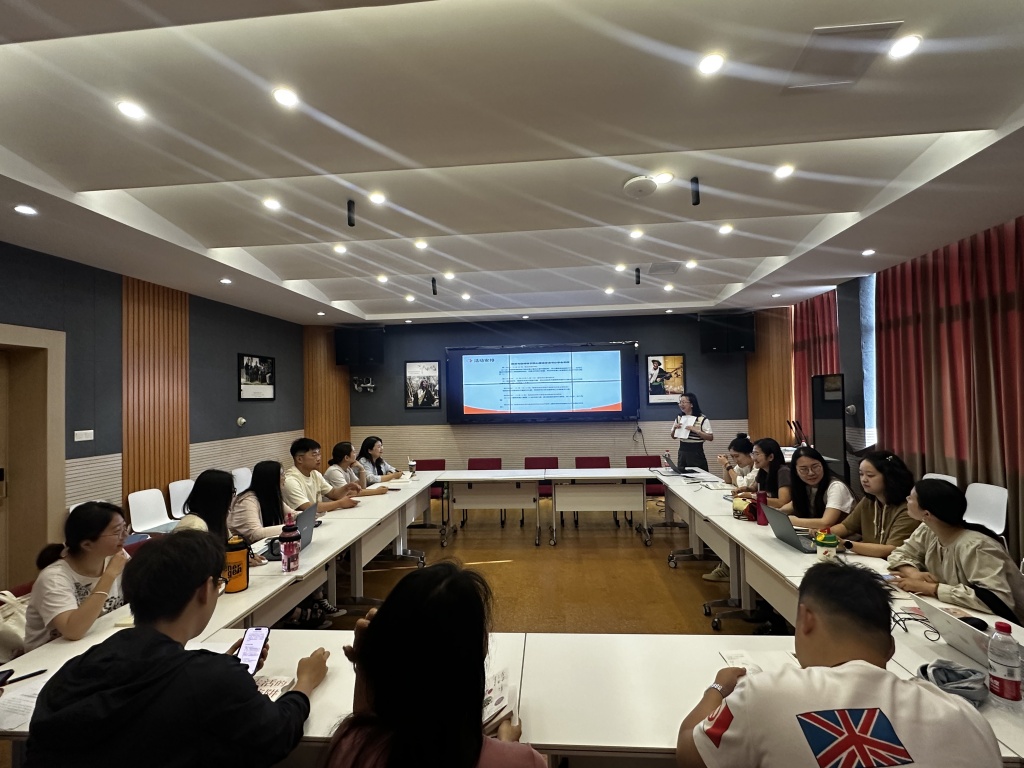 1747040653130045603.jpg 5.8辅导员读书分享与研讨会-1_副本.jpg