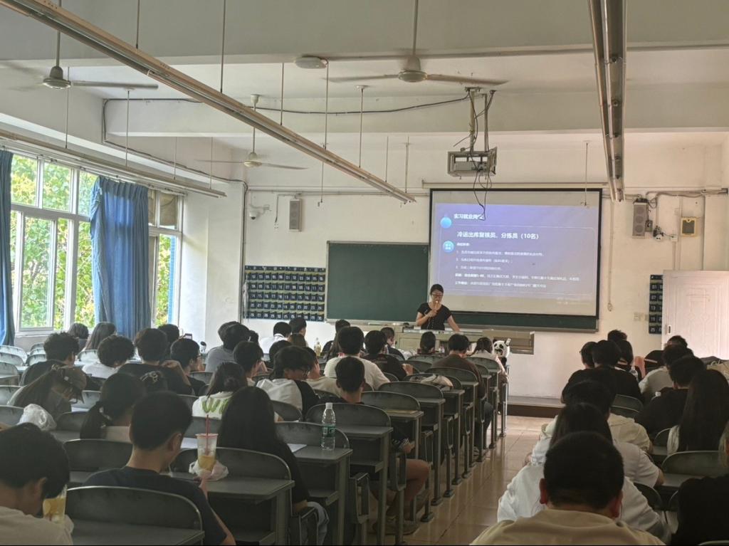 1748324523299045361.jpg 四川顺丰速运到我校开展2025年校园招聘宣讲会(1).jpg