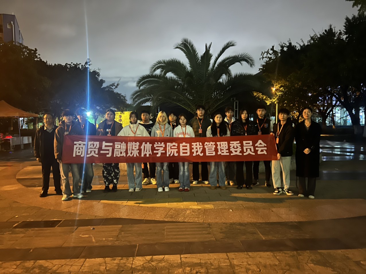 深入学生社区，关怀相伴成长——商贸与融媒体学院开展期中寝室走访活动