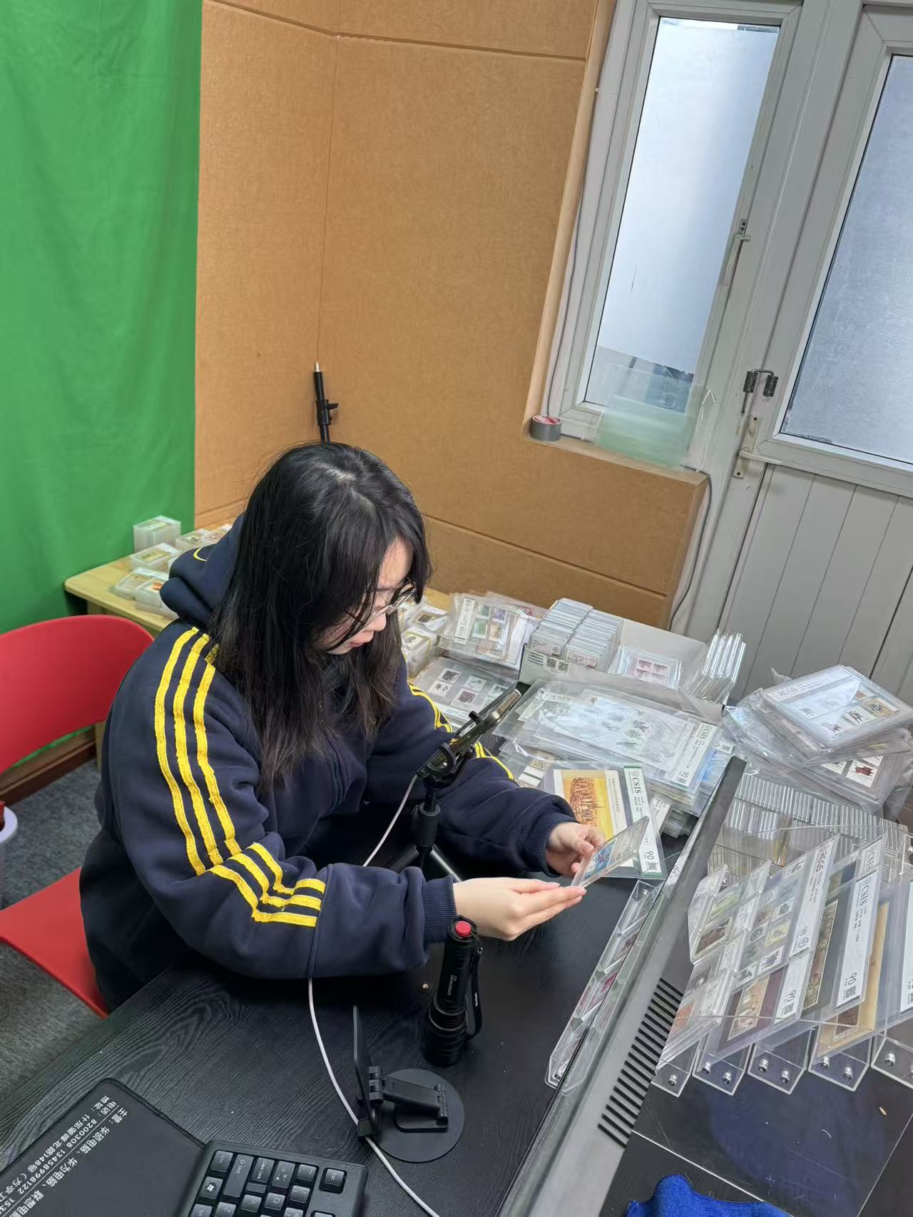 校企合作新篇章：邮票直播项目顺利收官，全媒体人才培养结硕果